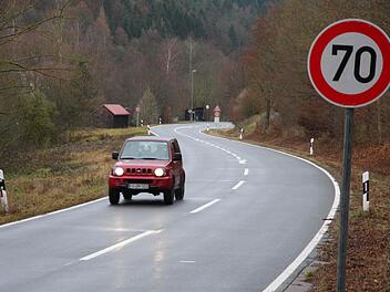 Die Straße       von  Wolfsberg   nach Untertrubach      säumen jetzt    deutlich mehr Verkehrsschilder. Foto: Galster