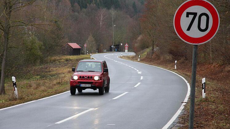 Die Straße       von  Wolfsberg   nach Untertrubach      säumen jetzt    deutlich mehr Verkehrsschilder. Foto: Galster