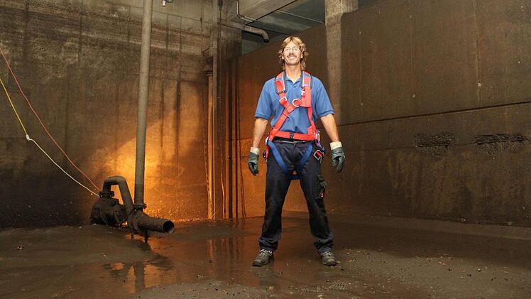 Horst Steinhoff, Abwasser-Chef bei den Stadtwerken, schaut nach dem Rechten: im Becken...