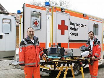 Lehr-Rettungsassistent Thomas Vollrath (links) und Rettungssanitäter Sebastian Sonnauer sind derzeit nur tagsüber mit ihrem Rettungswagen in Bad Rodach präsent. Bis zum Herbst soll der Stellplatz in eine rund um die Uhr besetzte Rettungswache verwandelt werden. Foto: Steffi Karl