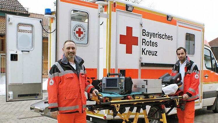 Lehr-Rettungsassistent Thomas Vollrath (links) und Rettungssanitäter Sebastian Sonnauer sind derzeit nur tagsüber mit ihrem Rettungswagen in Bad Rodach präsent. Bis zum Herbst soll der Stellplatz in eine rund um die Uhr besetzte Rettungswache verwandelt werden. Foto: Steffi Karl