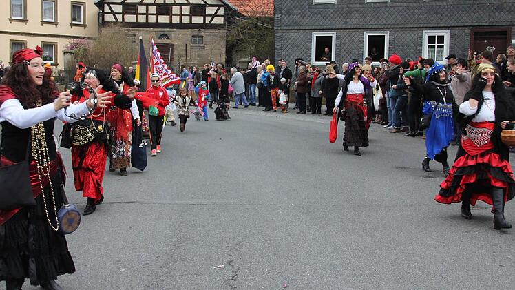 Hanne Lieb (links) gab mit dem Tambourin bei den VfL-Damen den Takt vor.