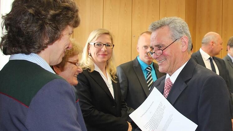 Landrat Oswald Marr heißt die neuen Kreistagsmitglieder, hier Rosa Zehnter, im Gremium willkommen. Foto: Corinna Igler
