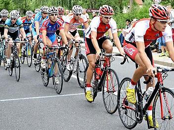 Wann immer sich die Spitzengruppe in Szene setzte, waren Nick Möller (hier an zweiter Stelle) und seine Teamkameraden im rot-weißen Dress mit dabei. Foto: Dieter Radziej