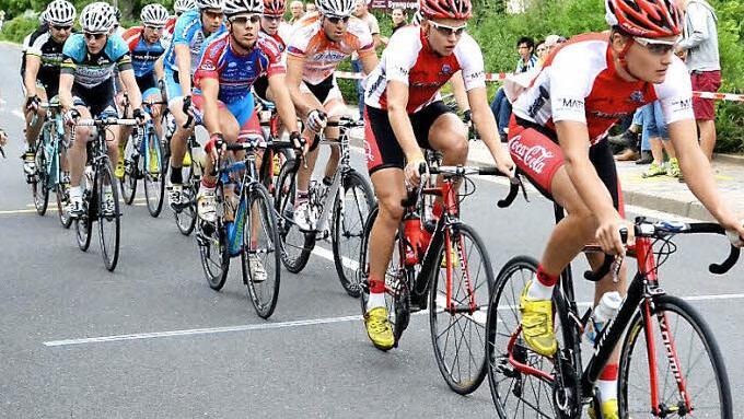Wann immer sich die Spitzengruppe in Szene setzte, waren Nick Möller (hier an zweiter Stelle) und seine Teamkameraden im rot-weißen Dress mit dabei. Foto: Dieter Radziej