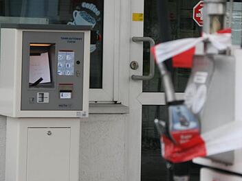 Zwischenzeitlich ist an der geschlossenen Avia-Tankstelle ein Automat installiert. Allerdings: "Tankautomat noch nicht in Betrieb", heißt es auf einem provisorischen Hinweisschild. Foto: Matthias Beetz