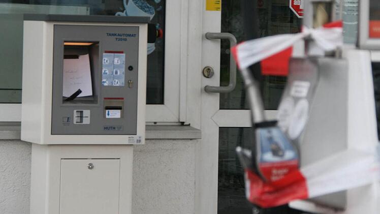 Zwischenzeitlich ist an der geschlossenen Avia-Tankstelle ein Automat installiert. Allerdings: "Tankautomat noch nicht in Betrieb", heißt es auf einem provisorischen Hinweisschild. Foto: Matthias Beetz