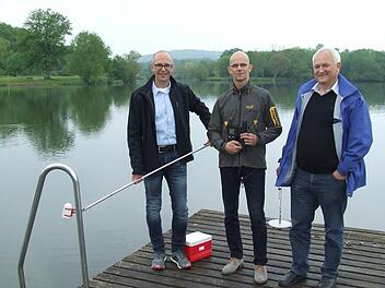 Landrat Christian Mei&szlig;ner nimmt am Ortswiesensee Oberwallenstadt eine Probe mit den Hygienekontrolleuren Heiko Stedler und Helmut Zapf (von links). Foto: Landratsamt Lichtenfels