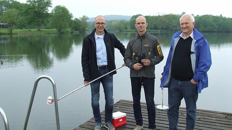 Landrat Christian Mei&szlig;ner nimmt am Ortswiesensee Oberwallenstadt eine Probe mit den Hygienekontrolleuren Heiko Stedler und Helmut Zapf (von links). Foto: Landratsamt Lichtenfels
