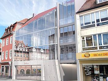 Traditionalisten fürchten einen Präzedenzfall: Der Entwurf von Matthias Bornhofen sieht ein gläsernes Haus mit schiefer Traufkante an der Kettenbrücke vor.