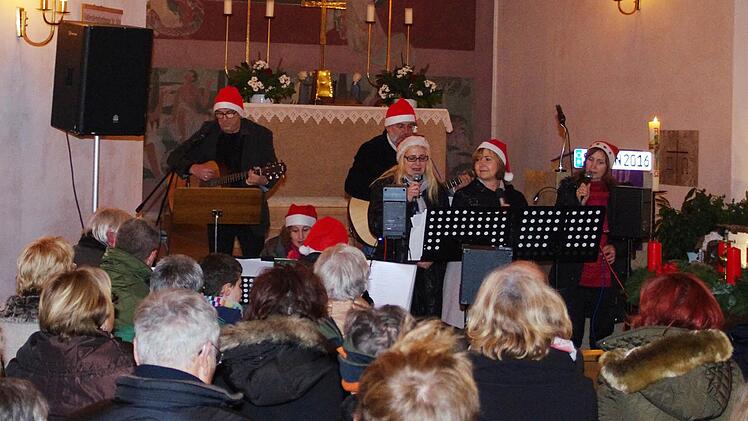 Zum Lied "Leo Spekulatius - der Lebkuchenmann" trug die siebenköpfige Kirchenband Nikolausmützen.Foto: Thomas Hümmer