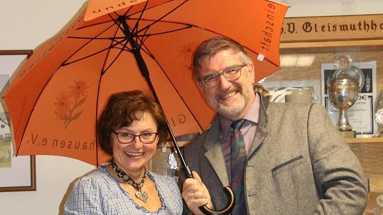 Ein Schirm für den Schirmherrn, damit überraschte Jutta Angermüller, Vorsitzende der Gartenfreunde der Dorfgemeinschaft Gleismuthhausen, Landrat Michael Busch bei der 25-Jahr-Feier des Vereins. Foto: Bettina Knauth