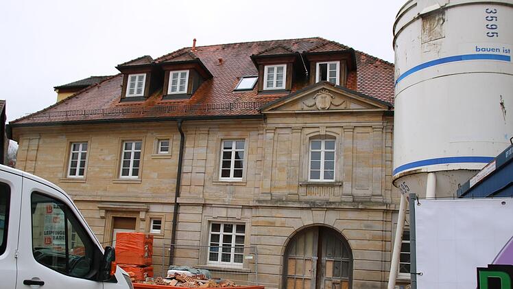 Rund um das alte Rathaus sind noch die Handwerker am Werk.Foto: Katrin Geyer