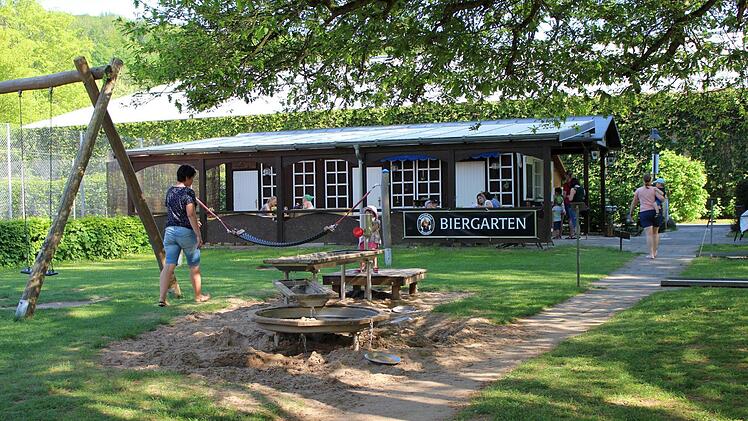 An schönen Tagen ist viel Betrieb am Kiosk von Astrid Bergmann. Foto: Julia Raab
