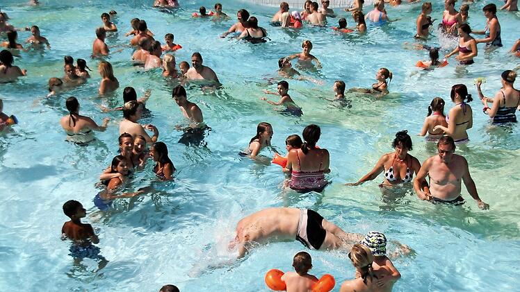 Die Bamberger Freib&auml;der, hier das Stadionbad, erfreuten sich gerade in diesem hei&szlig;en Sommer gro&szlig;er Beliebtheit. Foto: Michael Gr&uuml;ndel, Archiv