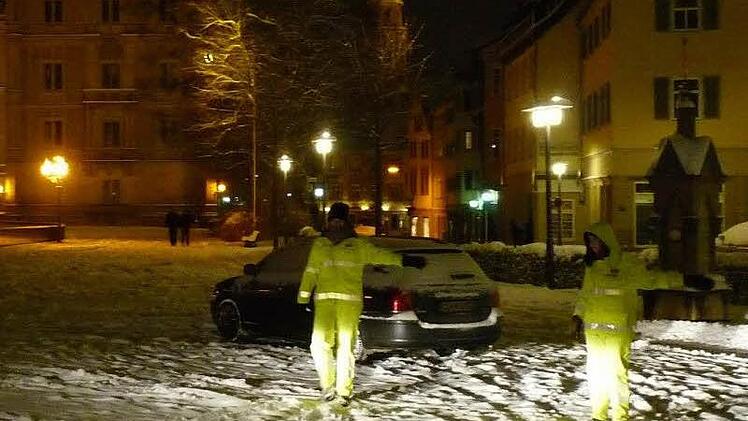 Egal, ob bei Hitze oder bei Kälte (wie hier vor einigen Jahren im Schnee): Die Verkehrskadetten regeln bei zahlreichen Veranstaltungen zuverlässig den Verkehr oder weisen Parkplatzsuchende ein. Foto: CT-Archiv