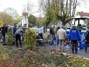 Mit Muskel- und Maschinenkraft verschönerte die Dorfgemeinschaft Lindau das Ortsbild.   Fotos: Dieter Hübner
