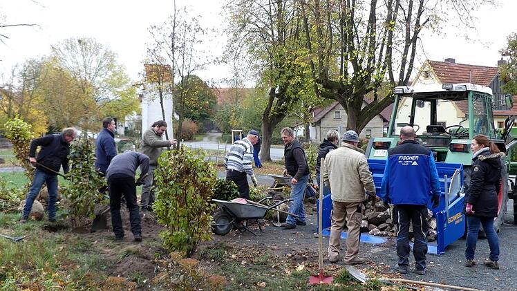 Mit Muskel- und Maschinenkraft verschönerte die Dorfgemeinschaft Lindau das Ortsbild.   Fotos: Dieter Hübner