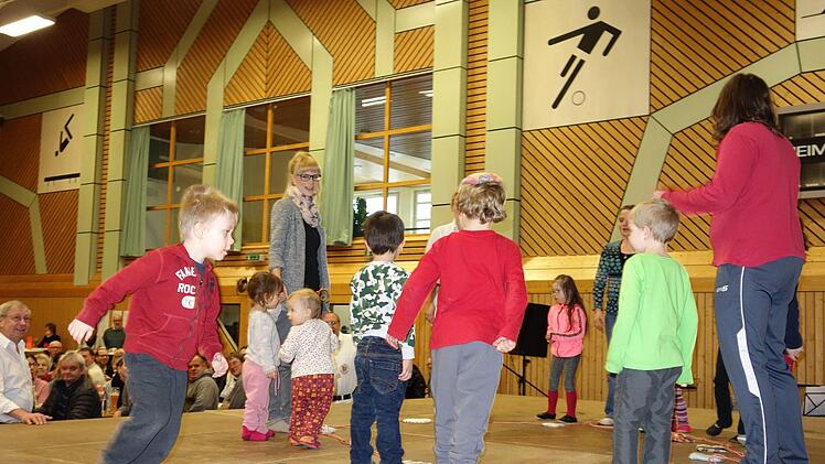 Die Jüngsten zeigen mit der Mutter-Kind-Stunde ihr spielerisches Aufwärmprogramm.Norbert Neugebauer