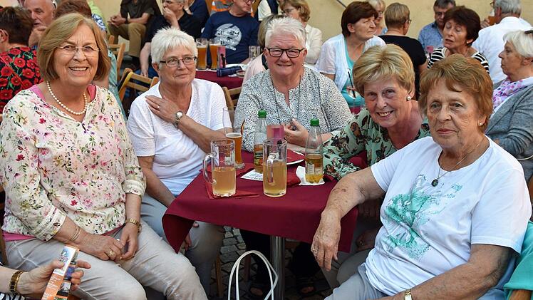 Das Publikum genoss die Auftaktveranstaltung der Open-Air-Konzertreihe des Kulturamts Haßfurt live. Foto: Ulrike Langer
