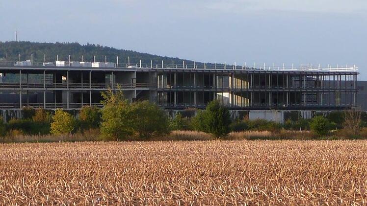 Weithin sichtbar ist das 420 Meter lange Gebäude im Maintal.