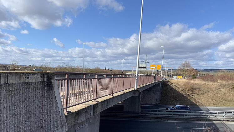 Für voraussichtlich fünf Monate muss die Brücke bei der HUK-Coburg-Arena auf der Lauterer Höhe gesperrt werden.