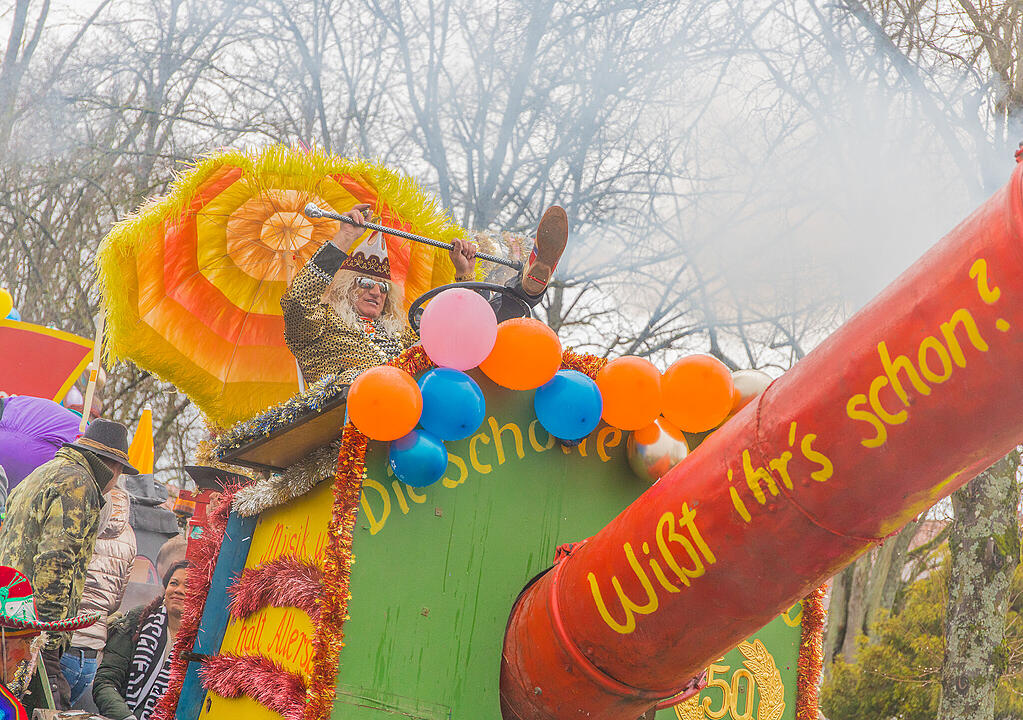 Buntes Faschingstreiben begeistert groß und klein.