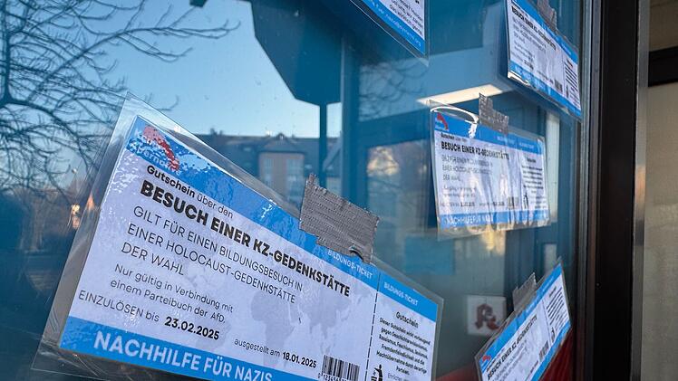 Bayreuth: Nach Abschiebeticket-Skandal - Aktivisten attackieren AfD-Büro mit kreativer Aktion