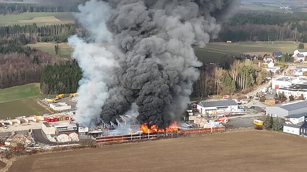 Stundenlange Löscharbeiten bei großem Brand im Kreis Hof