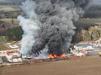 Stundenlange Löscharbeiten bei großem Brand im Kreis Hof