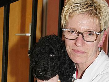 Wenn es sein muss, macht ihr Pudel "Klaus" auf Kommando Männchen. "Aber das ist die Kür. So etwas muss ein Hund nicht können", sagt die Mainleuser Tierärztin Christine Kammerer. Foto: Sonja Adam