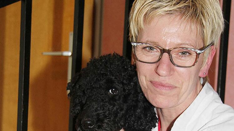 Wenn es sein muss, macht ihr Pudel "Klaus" auf Kommando Männchen. "Aber das ist die Kür. So etwas muss ein Hund nicht können", sagt die Mainleuser Tierärztin Christine Kammerer. Foto: Sonja Adam