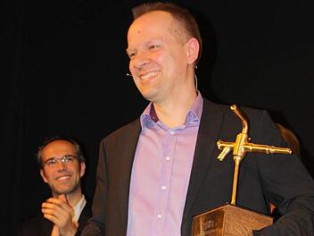Ein stabiles "Brettla" und die Siegertrophäe erspielte sich Thomas Schreckenberger. Den Zapfhahn mit der Aufschrift "Wer Gutes verzapft..." und Geldpreise für die Finalisten hat die Kulmbacher Brauerei gespendet.