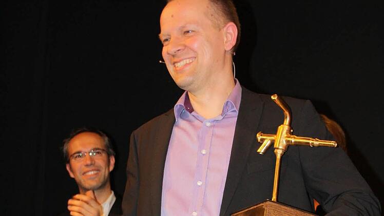 Ein stabiles "Brettla" und die Siegertrophäe erspielte sich Thomas Schreckenberger. Den Zapfhahn mit der Aufschrift "Wer Gutes verzapft..." und Geldpreise für die Finalisten hat die Kulmbacher Brauerei gespendet.