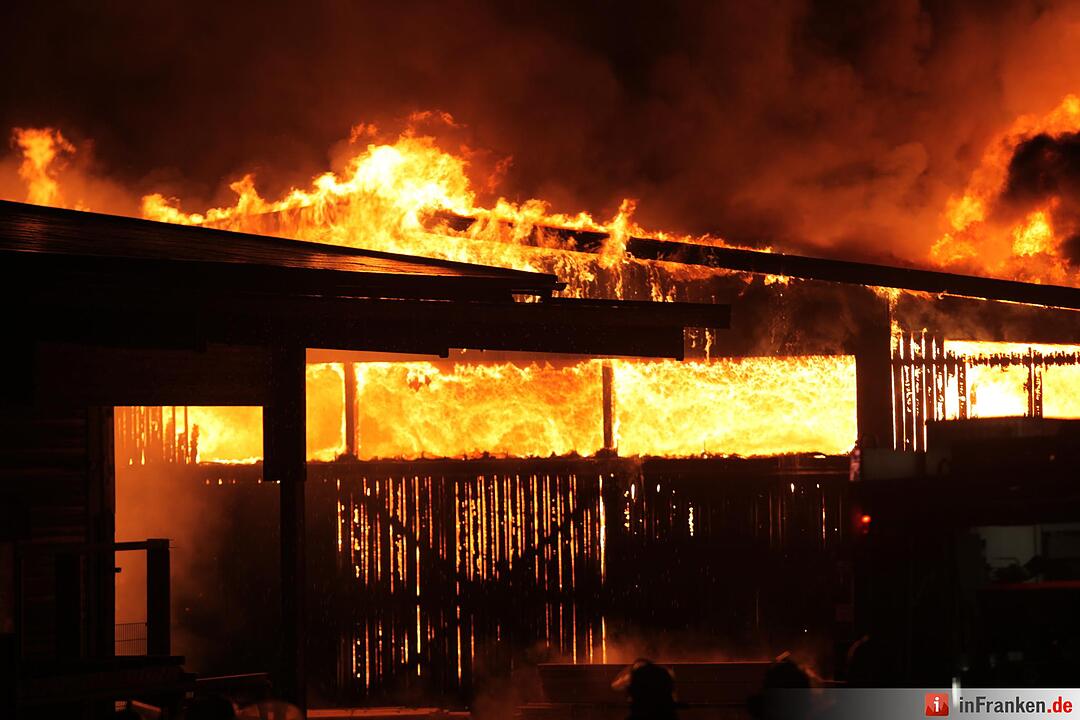 Riesiges Flammeninferno zerstoert grosses Saegewerk - Meterhohe Flammen