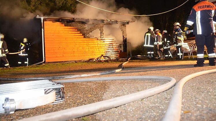 Zum Brand eines Gartenhäuschens in Bad Kissingen ist die Feuerwehr in der Nacht zum Donnerstag ausgerückt. Foto: Peter Rauch