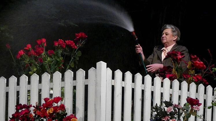 Miss Marple (Sonja Bayer) hört und sieht von ihrem Garten aus alles, was im benachbarten Pfarrhaus vor sich geht. Foto: Dieter Hübner