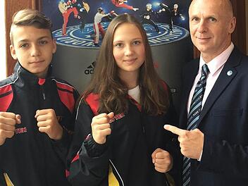 Stolz können die beiden Eberner Kickboxer Darius Strätz und Johanna Zeitler (von links) auf ihre fünften Plätze bei der Kickbox-Weltmeisterschaft mit über 2000 Sportlern im irischen Dublin sein. Rechts Coach Jürgen Schorn