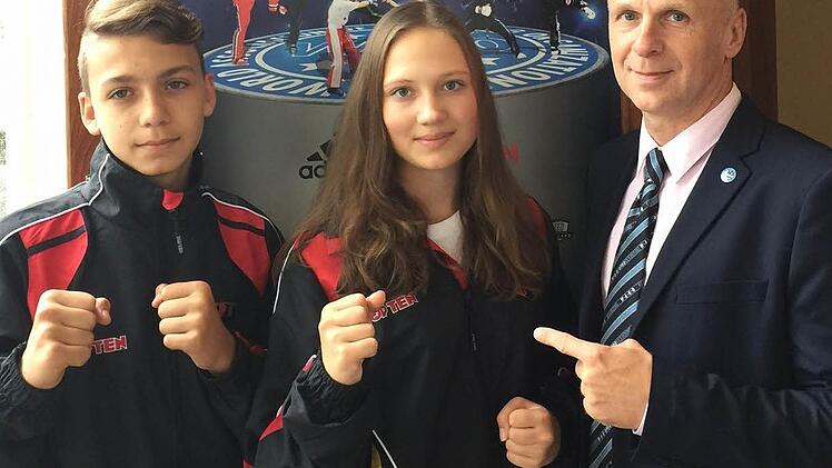Stolz können die beiden Eberner Kickboxer Darius Strätz und Johanna Zeitler (von links) auf ihre fünften Plätze bei der Kickbox-Weltmeisterschaft mit über 2000 Sportlern im irischen Dublin sein. Rechts Coach Jürgen Schorn