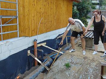 Stadtrat Lars Laufer und Julia Dorn sowie Michael Sobotka vom Freundeskreis machen sich ein Bild von der Lage.  Foto: Petra Malbrich