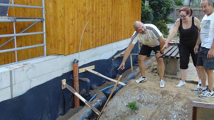 Stadtrat Lars Laufer und Julia Dorn sowie Michael Sobotka vom Freundeskreis machen sich ein Bild von der Lage.  Foto: Petra Malbrich