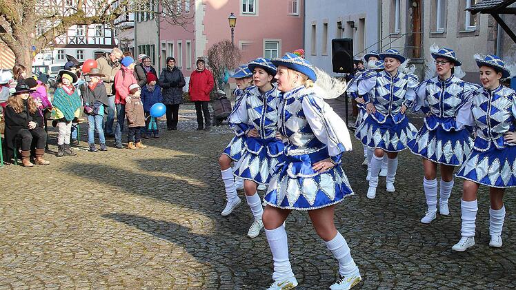 Bei Sonnenschein tanzen, schunkeln und singen kleine und große Narren beim "Faschingsfez" auf dem Anger. Nicht nur die Organisatoren freut's. Foto: Dieter Britz