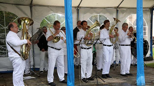 Egal wie das Wetter ist, der Schneyer Spielmannszug sorgt für beste Stimmung.  Foto: Klaus Gagel