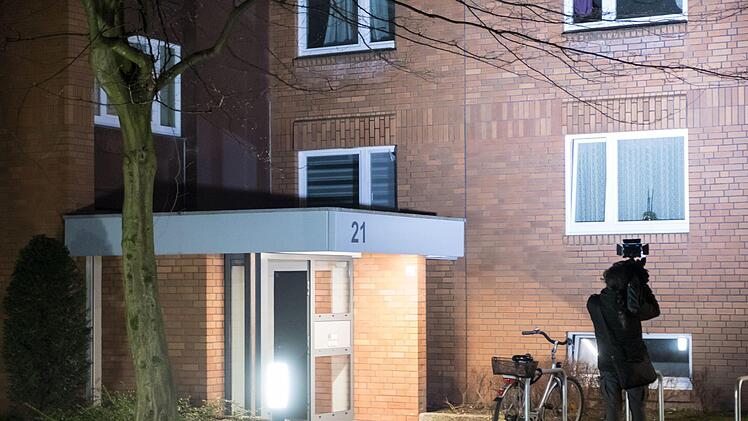 In einer Wohnung des Mehrfamilienhauses in Hannover wurden am Dienstag die Leichen einer Mutter und ihres Sohnes gefunden. Foto: Peter Steffen/dpa