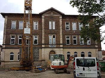 Am und im VHS-Gebäude laufen die Bauarbeiten. Foto: Marco Meißner