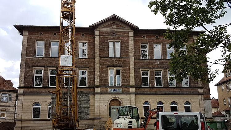 Am und im VHS-Gebäude laufen die Bauarbeiten. Foto: Marco Meißner