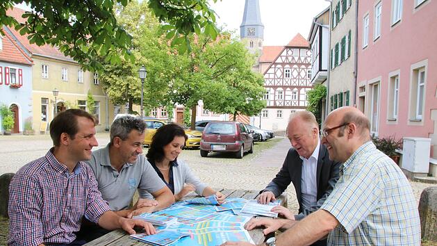 Kilian D&uuml;ring, Arno Reuscher, Christine Schikora, Helmut Blank und Thomas Reu&szlig; (von links) besprechen letzte Details. Die Flyer und Plakate sind bereits gedruckt. Thomas Malz