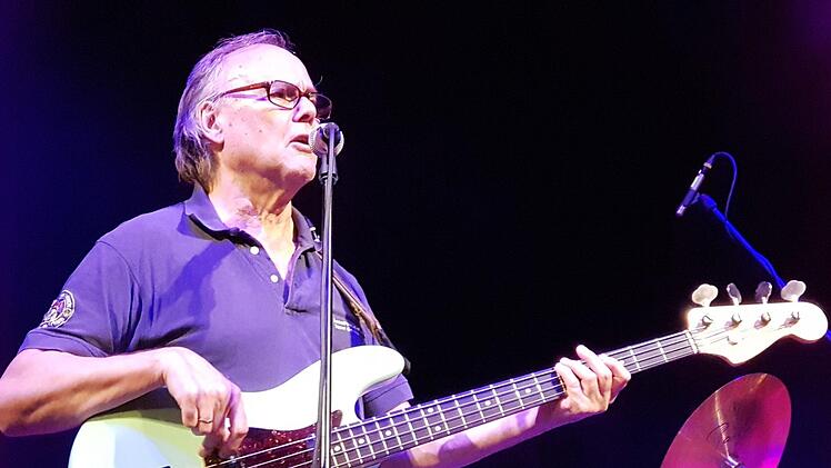 Im Hintergrund, aber nicht weniger gut: Bassist Peter Kühmstedt