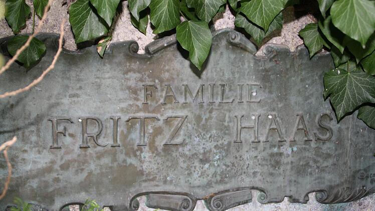Schrifttafel f&uuml;r das Familiengrab des Fabrikbesitzers Fritz Haas im Neuen Friedhof. Foto: Erich Olbrich