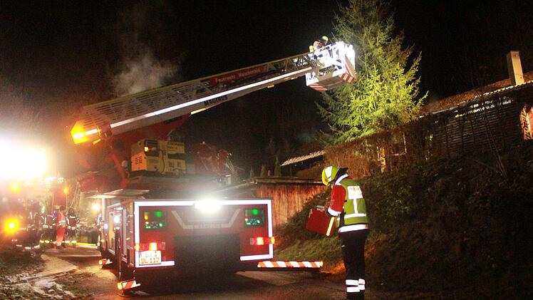Flammen schlugen aus Dach: Brand in Wohnhaus
